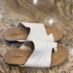 Trotters Women's Cream Slide Sandals